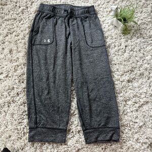 Under Armour grey exercise gym workout, Capri sweatpants with front pockets
